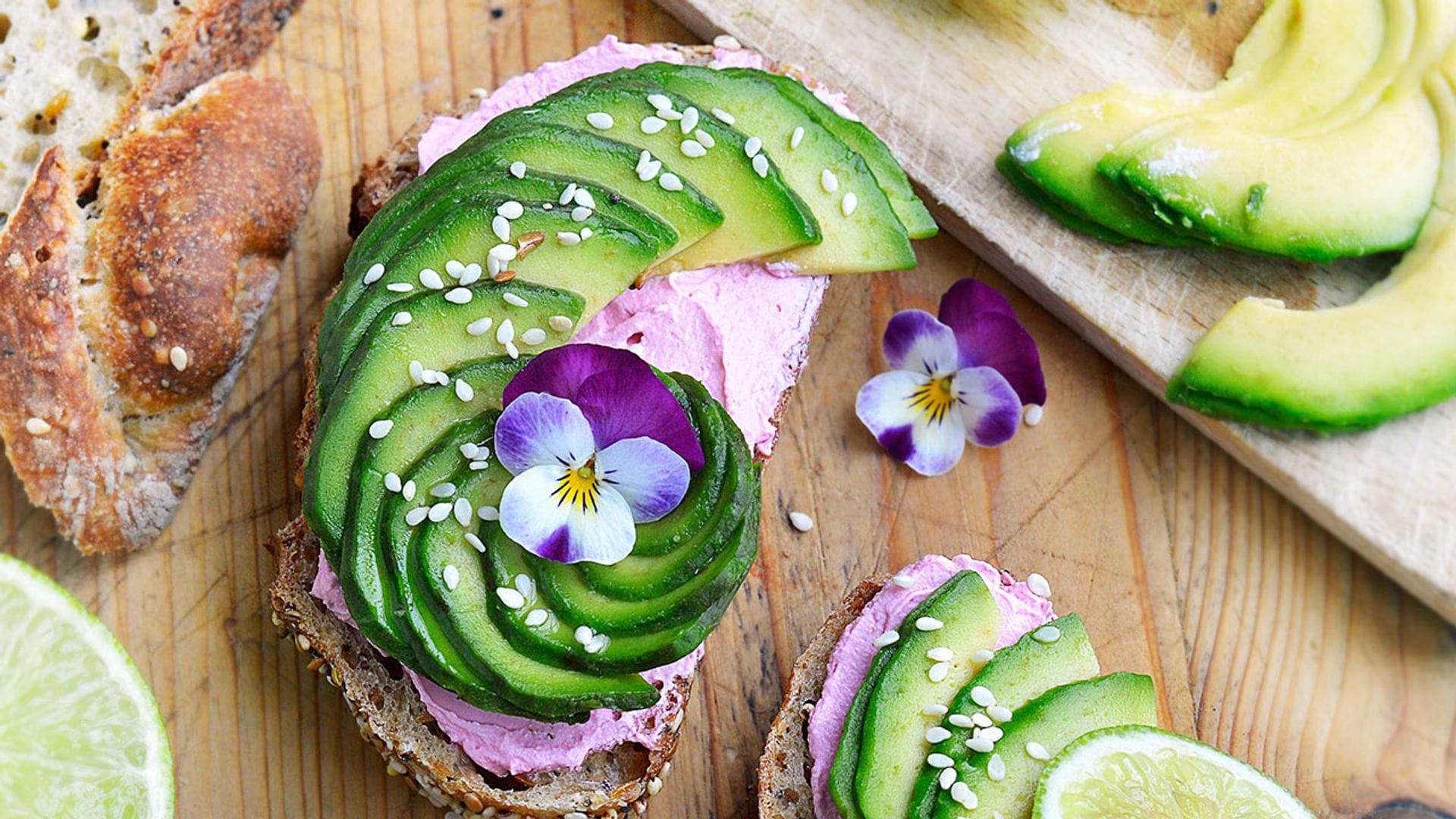 Tosta de aguacate con queso crema a la remolacha