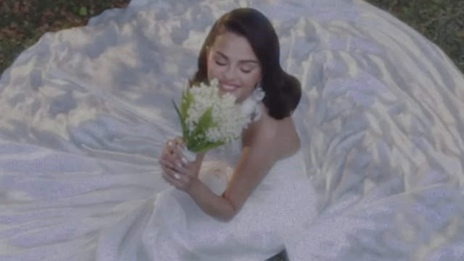 Selena Gomez optó por un look nupcial clásico, sobrio y sumamente elegante