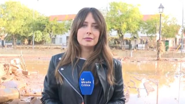 Una reportera de televisión de 'La mirada crítica' conecta en directo desde su casa arrasada por la DANA