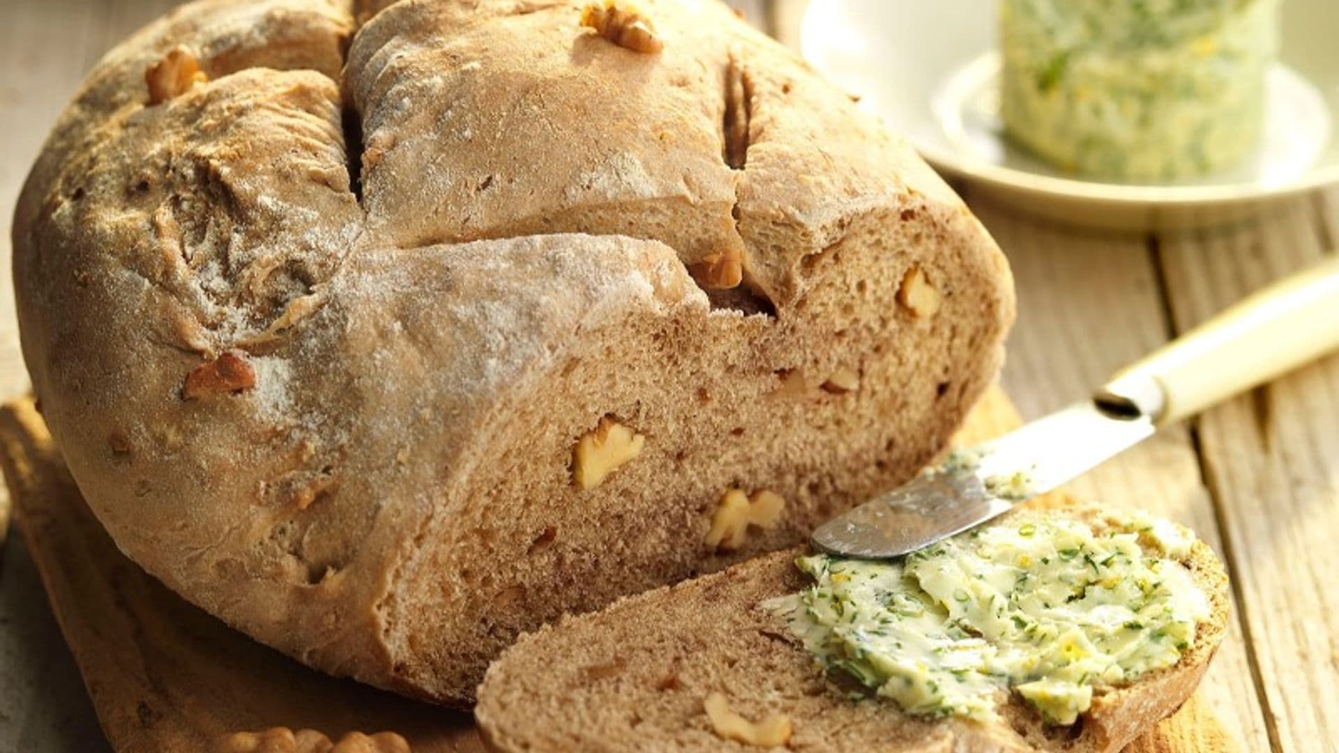 Pan de cerveza negra y nueces con mantequilla de hierbas y lima