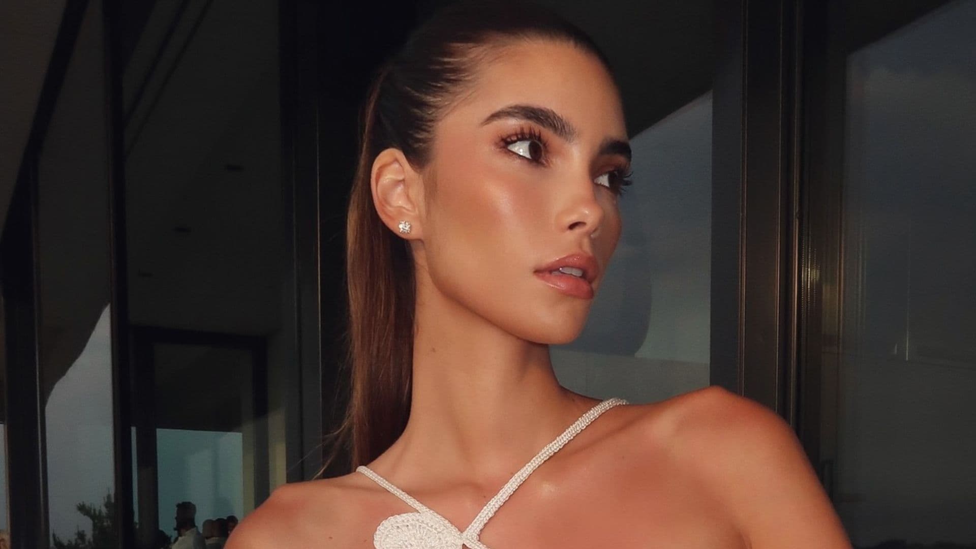 Cindy Mello con vestido blanco con cut outs y maquillaje natural 