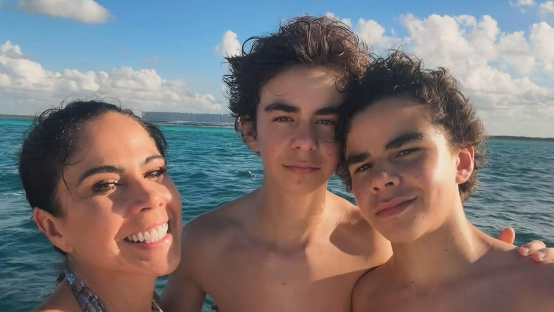 Paola Rojas y sus hijos Paolo y Leonardo.