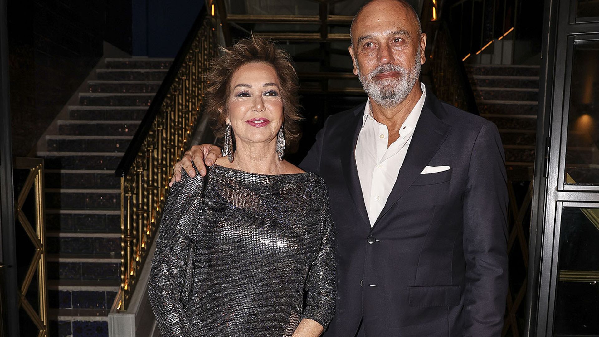 Ana Rosa Quintana, acompañada de su marido, estrena nuevo look en la gran fiesta navideña de su productora