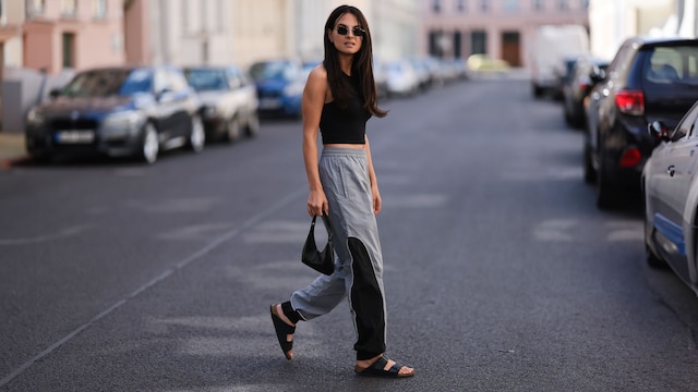 Anna Winter con sandalias negras Birkenstock
