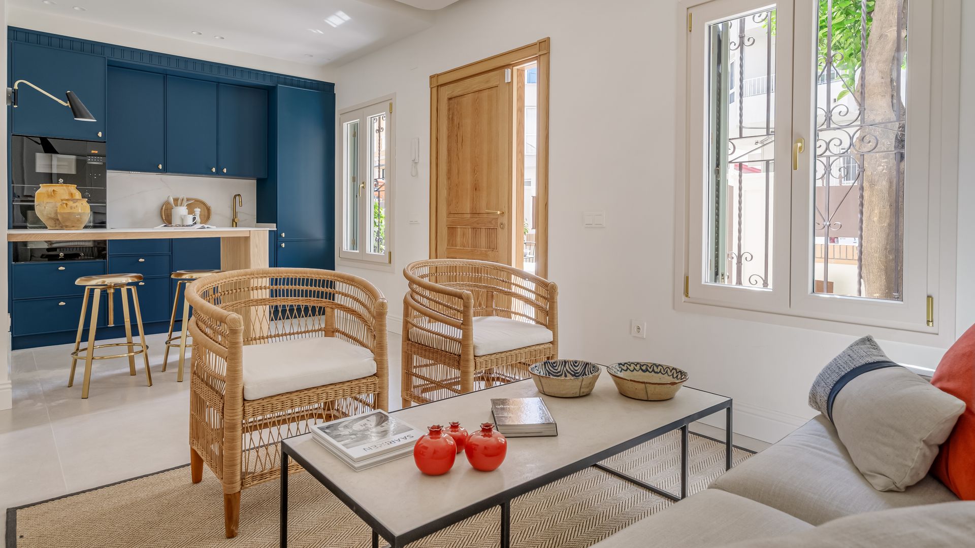 Cocina abierta en un mini piso de 45 m2 bien aprovechados