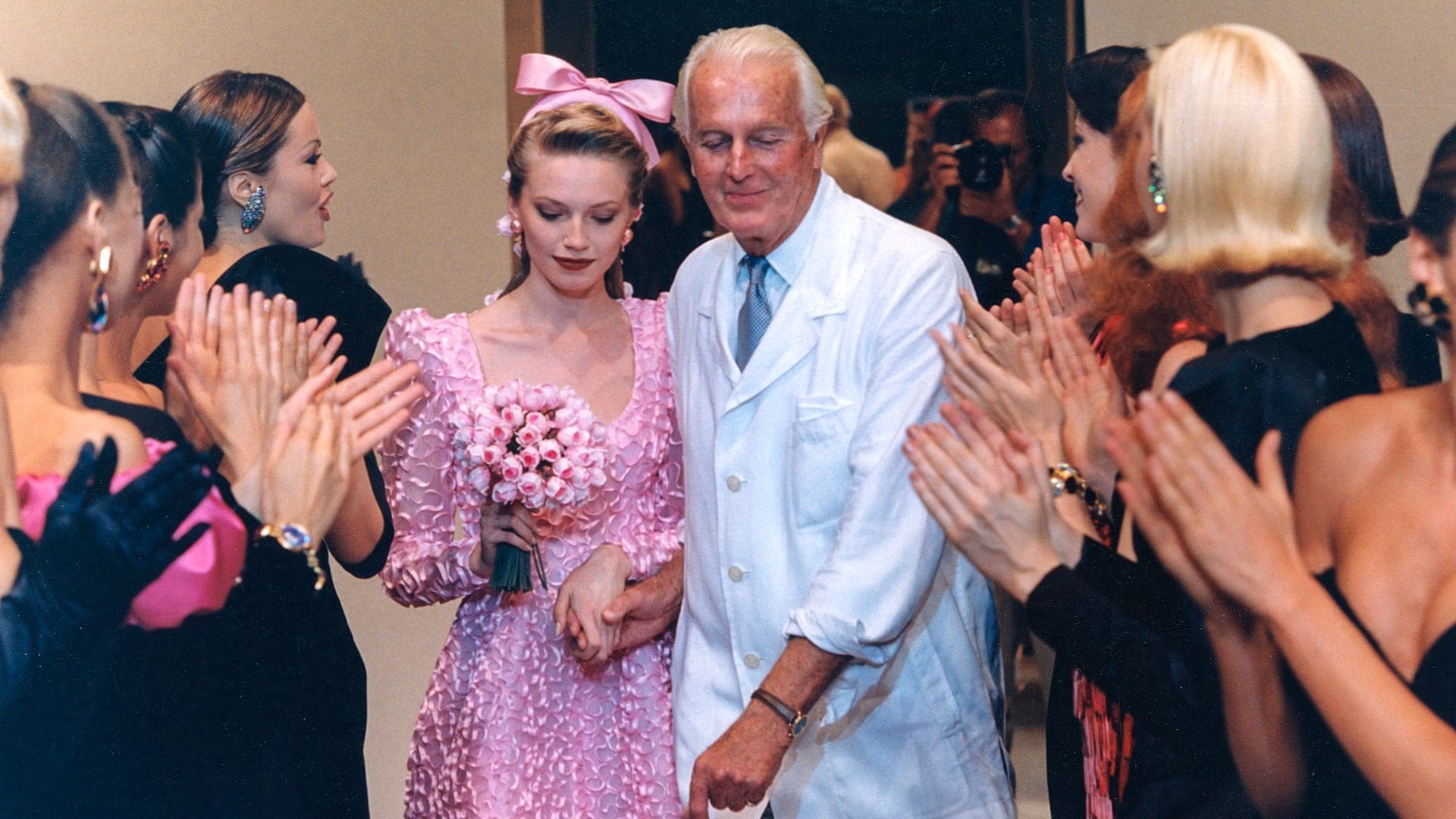 Hubert de Givenchy agradece tras cerrar su última entrega en 1995