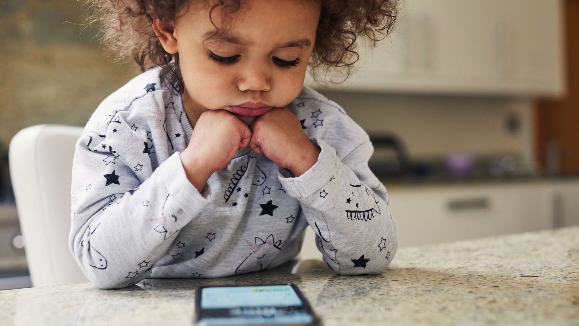 Dra. Begoña Huete, neuropediatra, sobre el 'autismo digital': "El abuso de pantallas a edades tempranas puede interferir en el neurodesarrollo del niño"