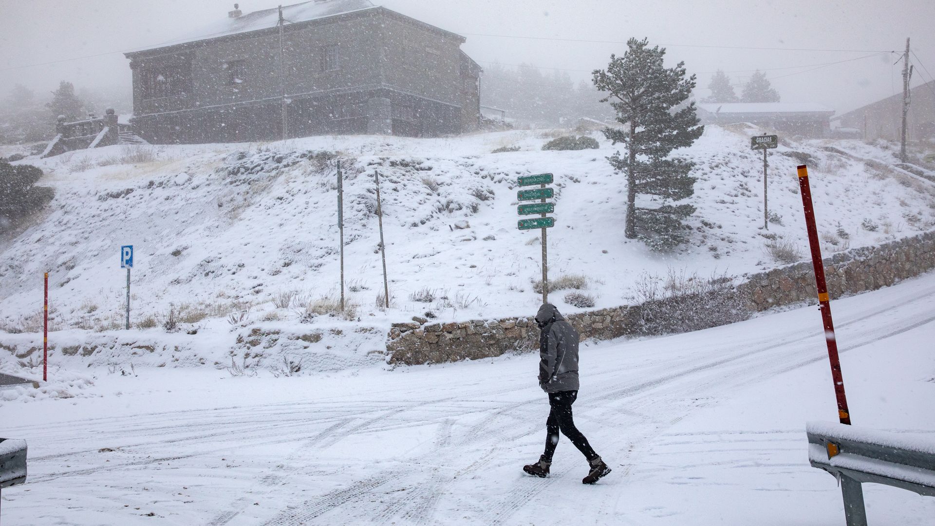 Un hombre camina entre la nieve en el Puerto de Navacerrada, una de las zonas donde la AEMET prevé acumulaciones de hasta 5 centímetros por encima de los 1.200 metros