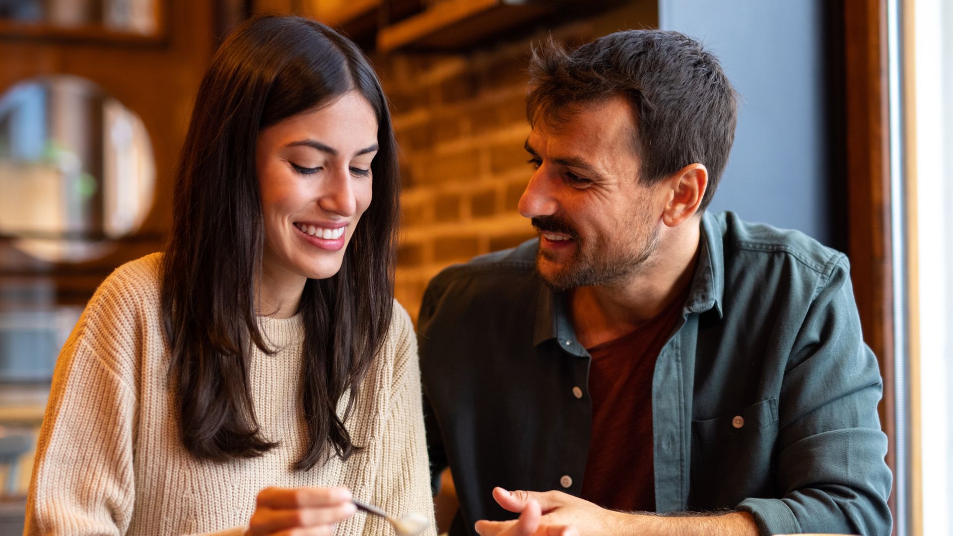 pareja cita cafeteria