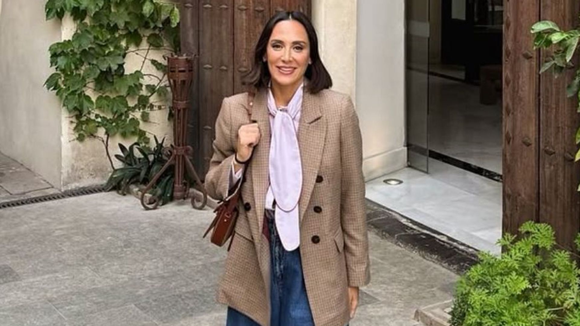 Tamara Falcó adelanta el otoño y combina sus prendas favoritas del verano para hacer frente al cambio de tiempo