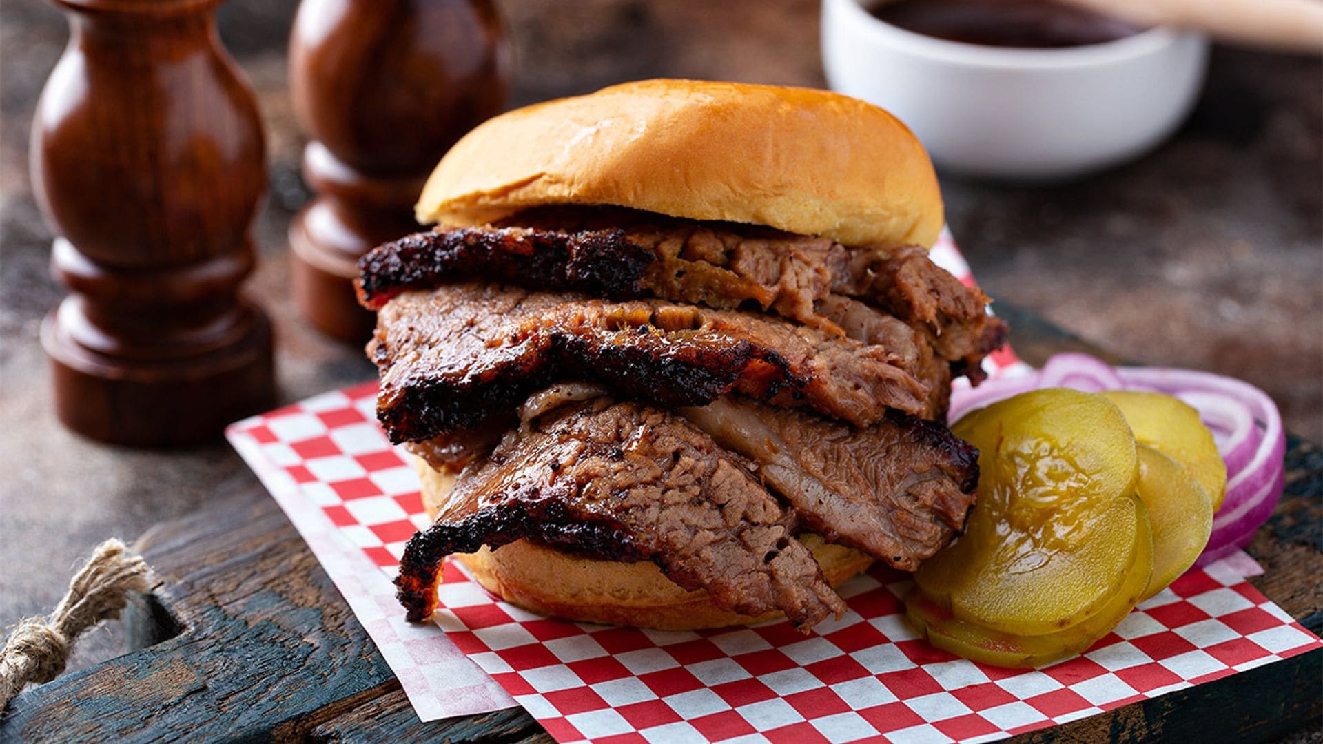 Hamburguesa de 'brisket' con pepinillos y salsa barbacoa casera