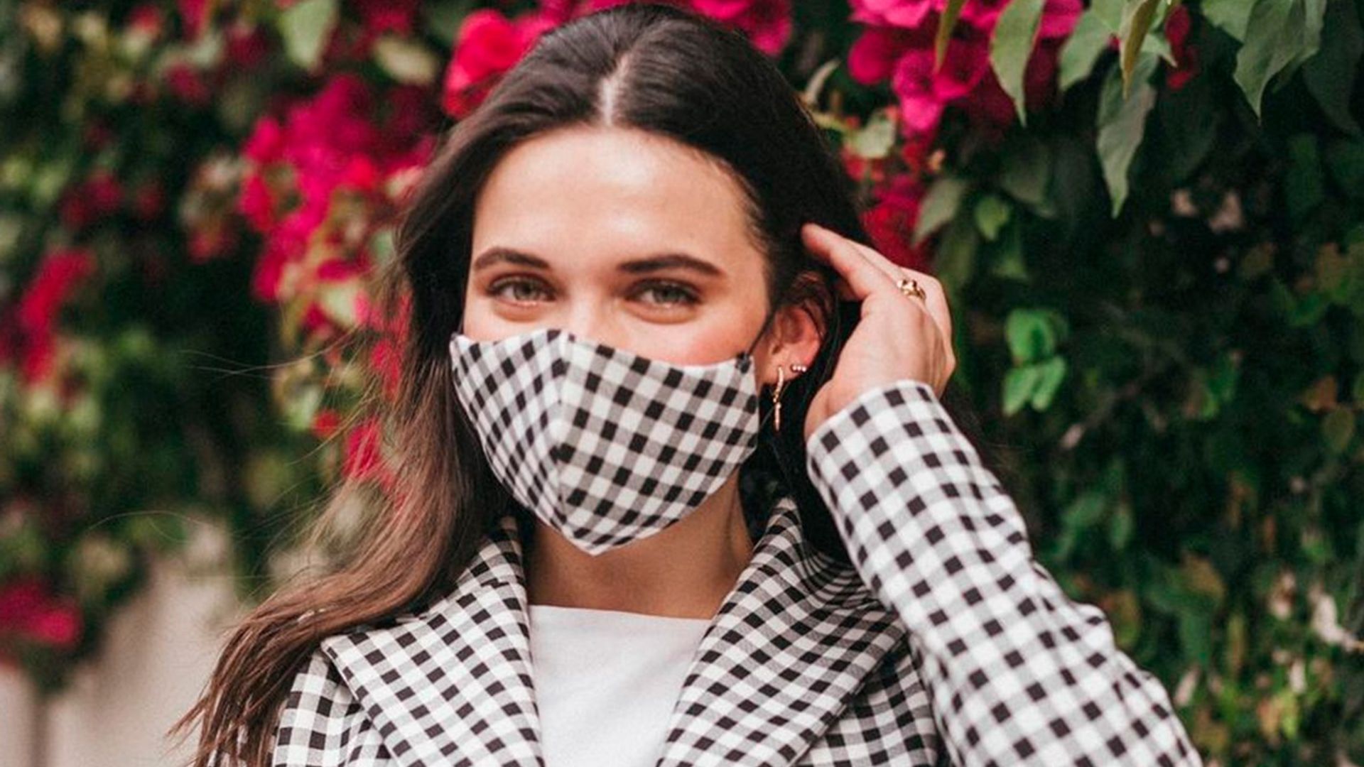 Consigue que tu maquillaje de invitada dure más (aunque lleves mascarilla) con estos trucos de experta