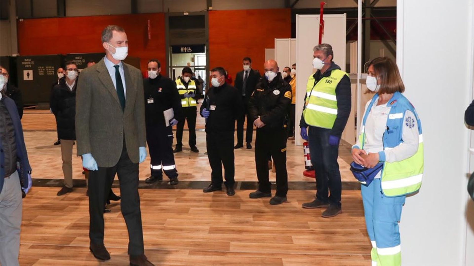 El Rey visita el hospital de emergencia madrileño en Ifema