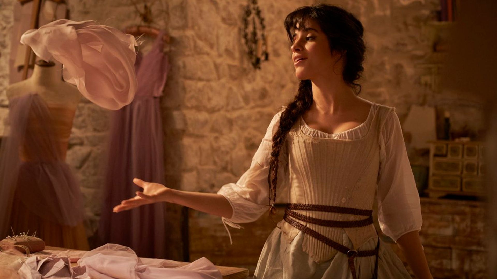 Billy Porter le roba el protagonismo a Camila Cabello en las primeras imágenes de 'Cenicienta'