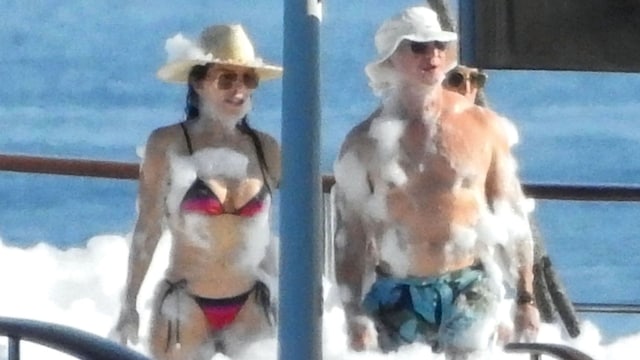 Jeff y Lauren Bezos en su fiesta de la espuma