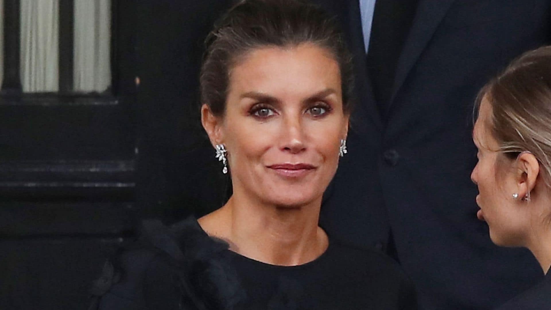 Un broche con historia y un vestido capa: los dos looks de doña Letizia en Londres