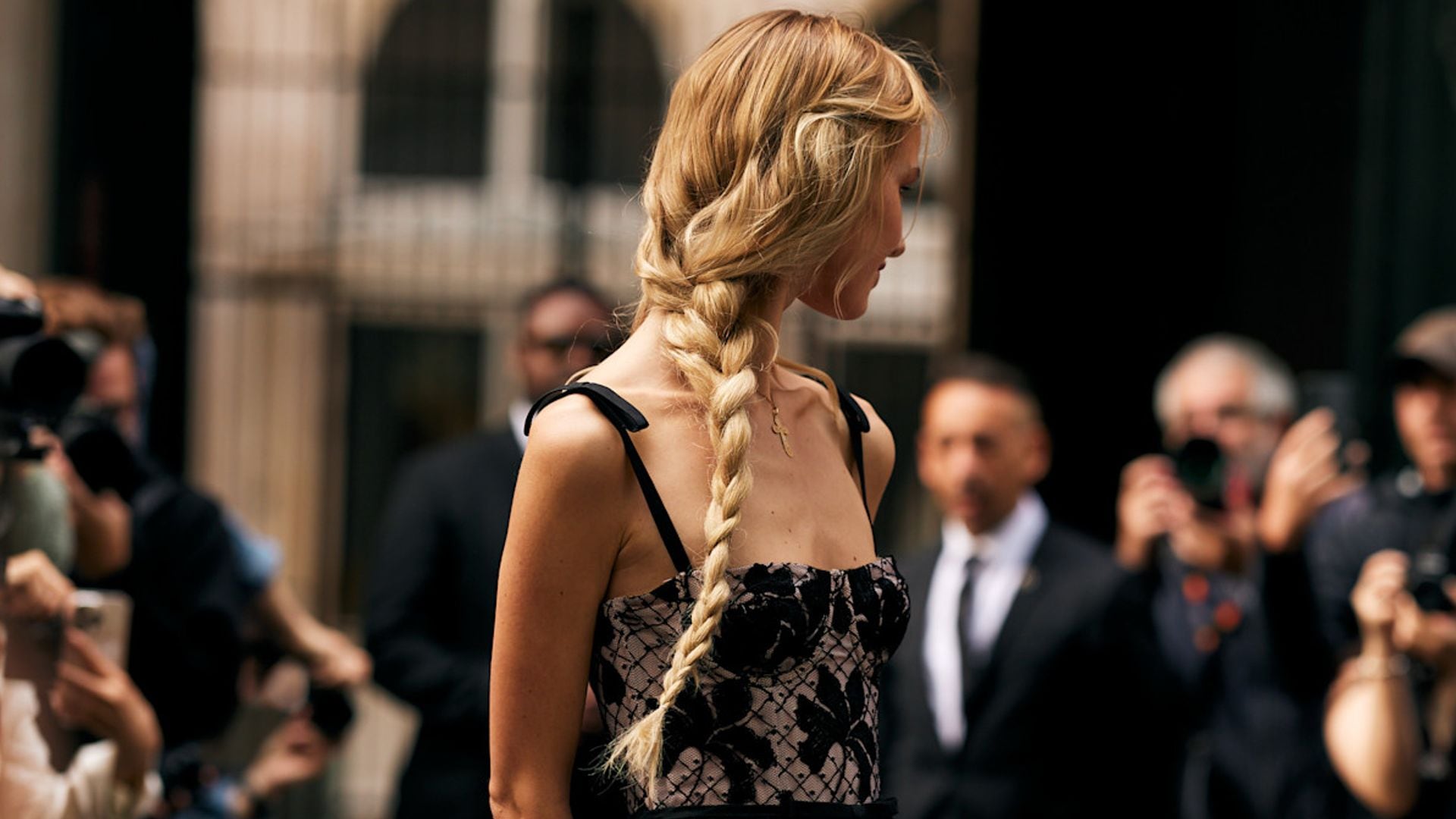 Invitada con supermelena rubia en la Semana de la Moda de París