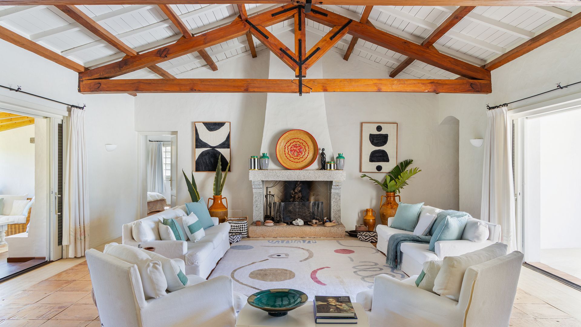 LA EMPRESARIA ELISA GIORDANO NOS DESCUBRE SU VILLA EN CERDEÑA, CON JARDÍN HASTA EL MAR Y PLAYA PRIVADA
