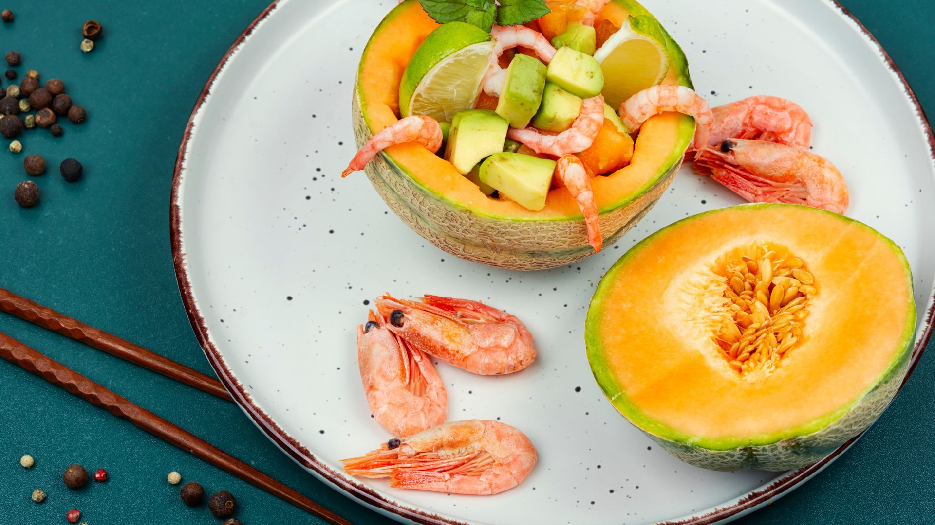 LA RECETA FRESQUITA DEL DÍA. Refrescante, rápida y superfácil de preparar: la ensalada de melón y gambas que puedes comer todos los días