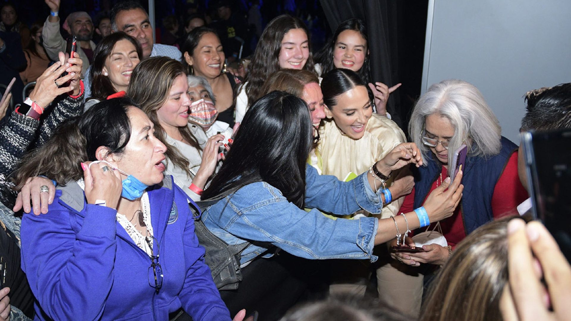 Abrazos, 'selfies' y una gran ovación: Tamara Falcó causa furor en México
