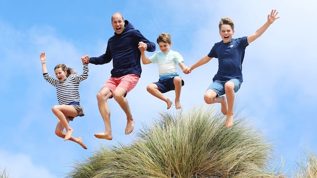 El príncipe William junto a sus hijos en una foto tomada por la princesa Kate.
