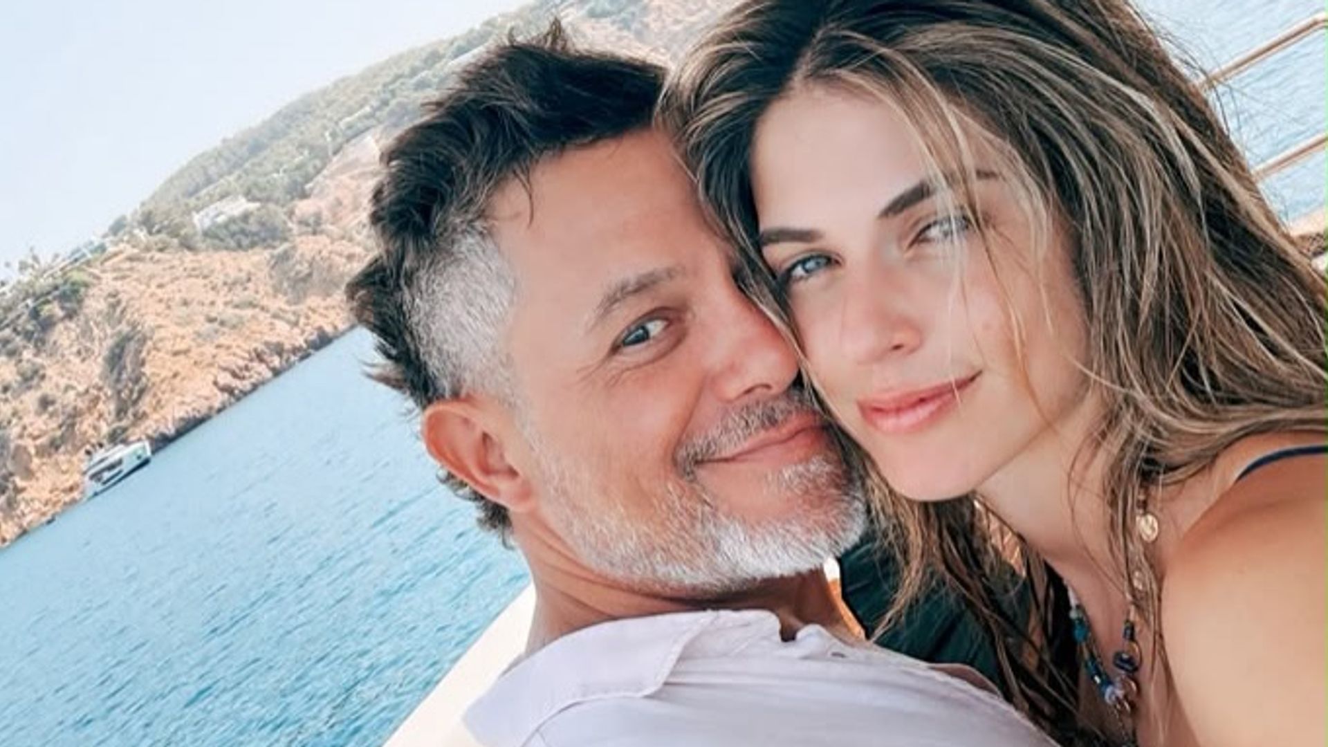 Alejandro Sanz y Stephany Cayo 