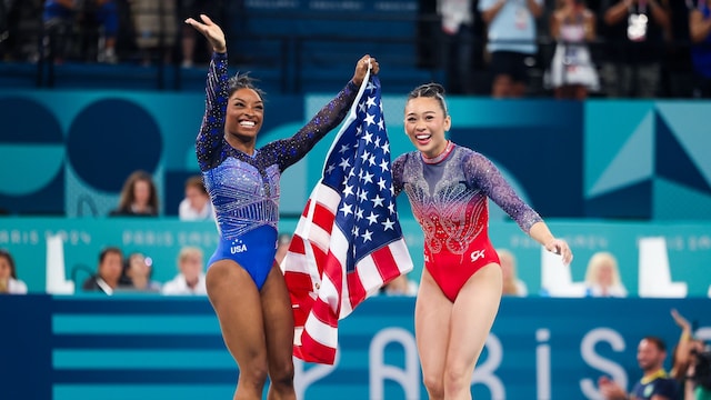Simone Biles y Sunisa Lee de Estados Unidos en los Juegos Olímpicos de París