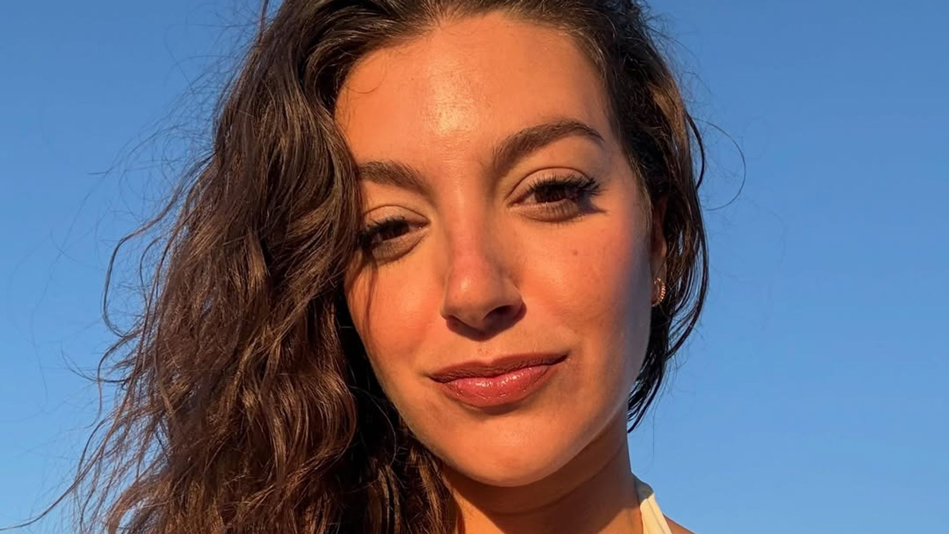 Ana Guerra reaparece tras semanas de silencio para explicar el accidente que la mantiene de baja