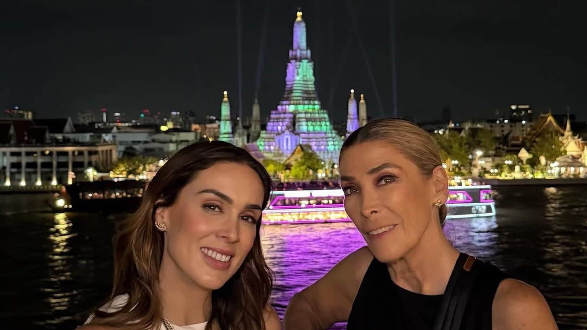 Jacky Bracamontes y su mamá en Tailandia.