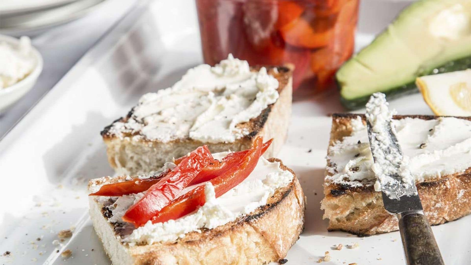 Pan tostado con queso crema y pimientos asados