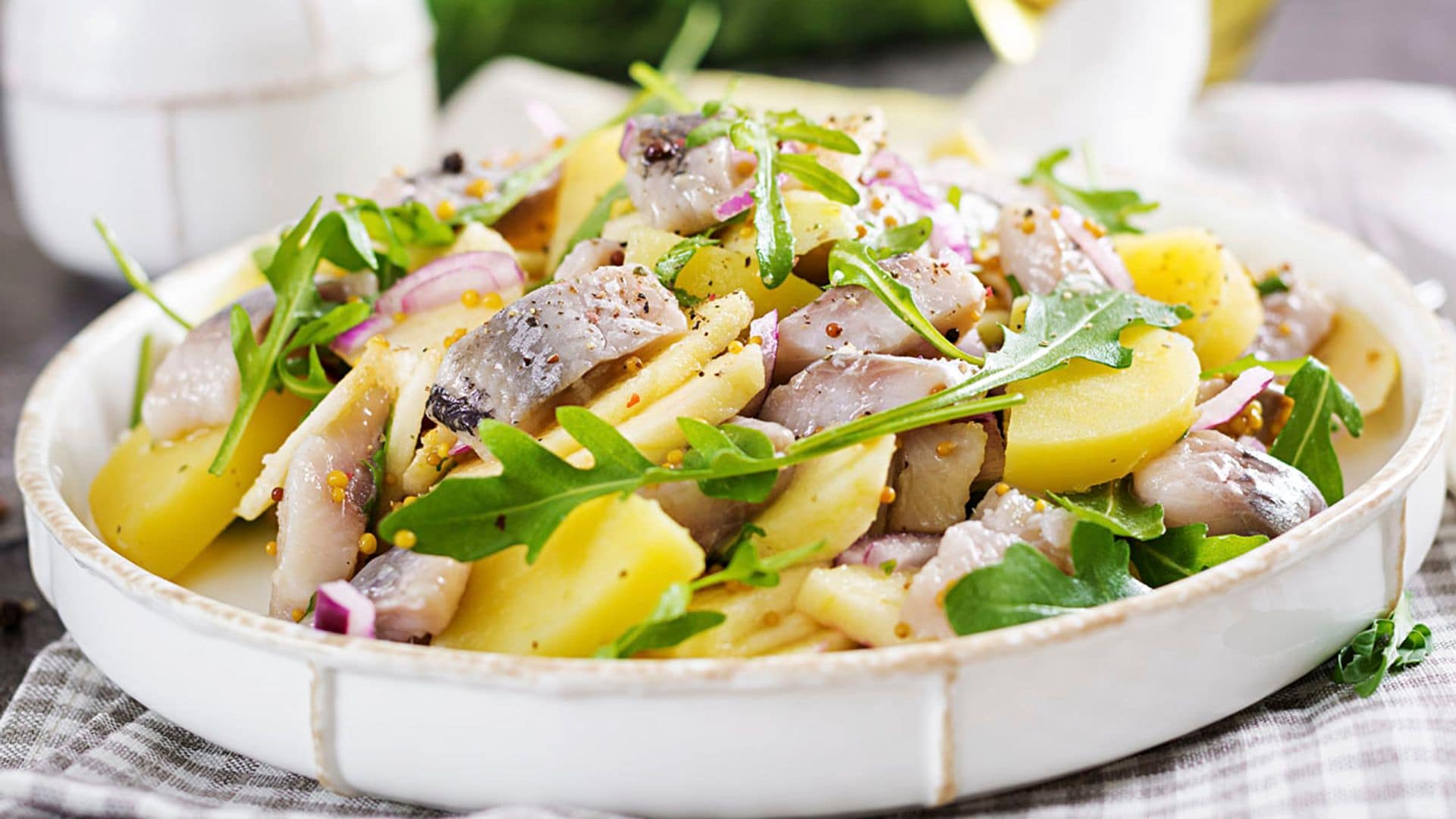 Patatas frías con arenque y semillas de mostaza