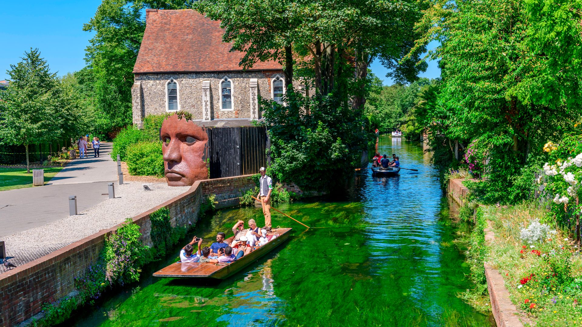 La ciudad medieval en Inglaterra que es Patrimonio de la Unesco y que enamora con su catedral, sus casas medievales y sus canales tranquilos