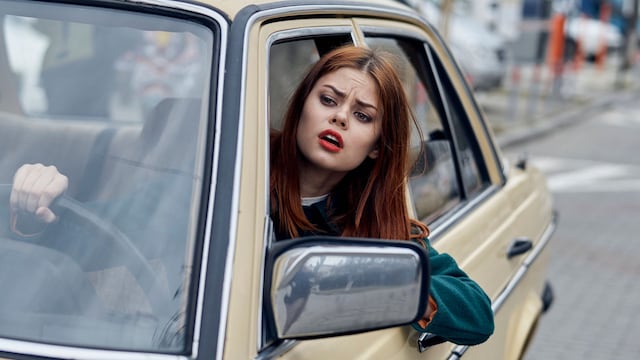 mujer enfadada dentro del coche, mientras conduce