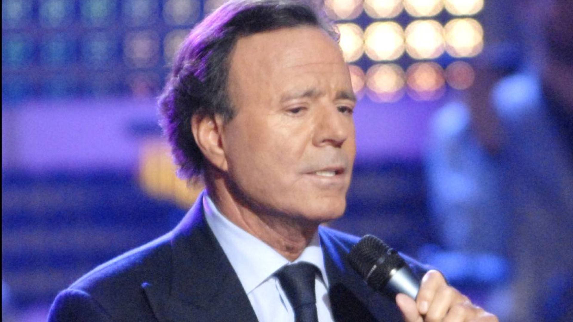 Los emotivos mensajes musicales de Julio Iglesias a las familias que sufren por la pandemia