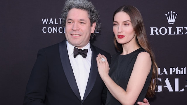Plano medio de Maria Valverde y Gustavo Dudamel en la gala Philharmonic de 2024