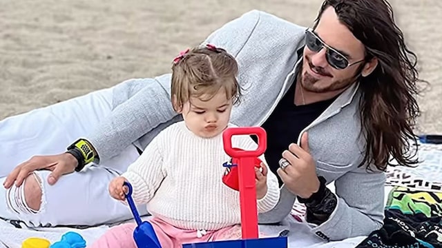 Mario Cimarro está disfrutando mucho su faceta de padre.