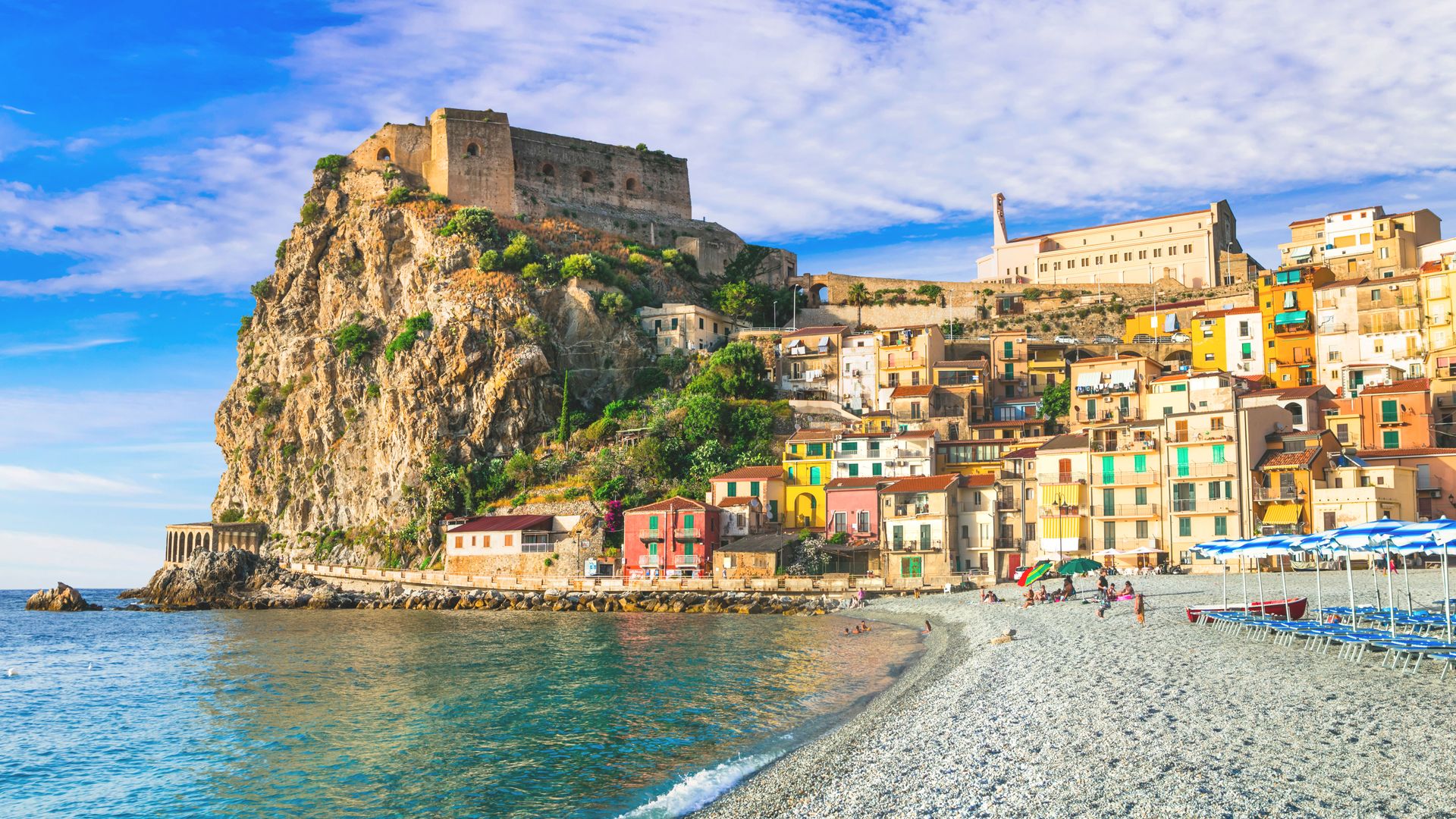 La pequeña Venecia escondida en Calabria: el pueblo italiano donde las casas cuelgan del mar