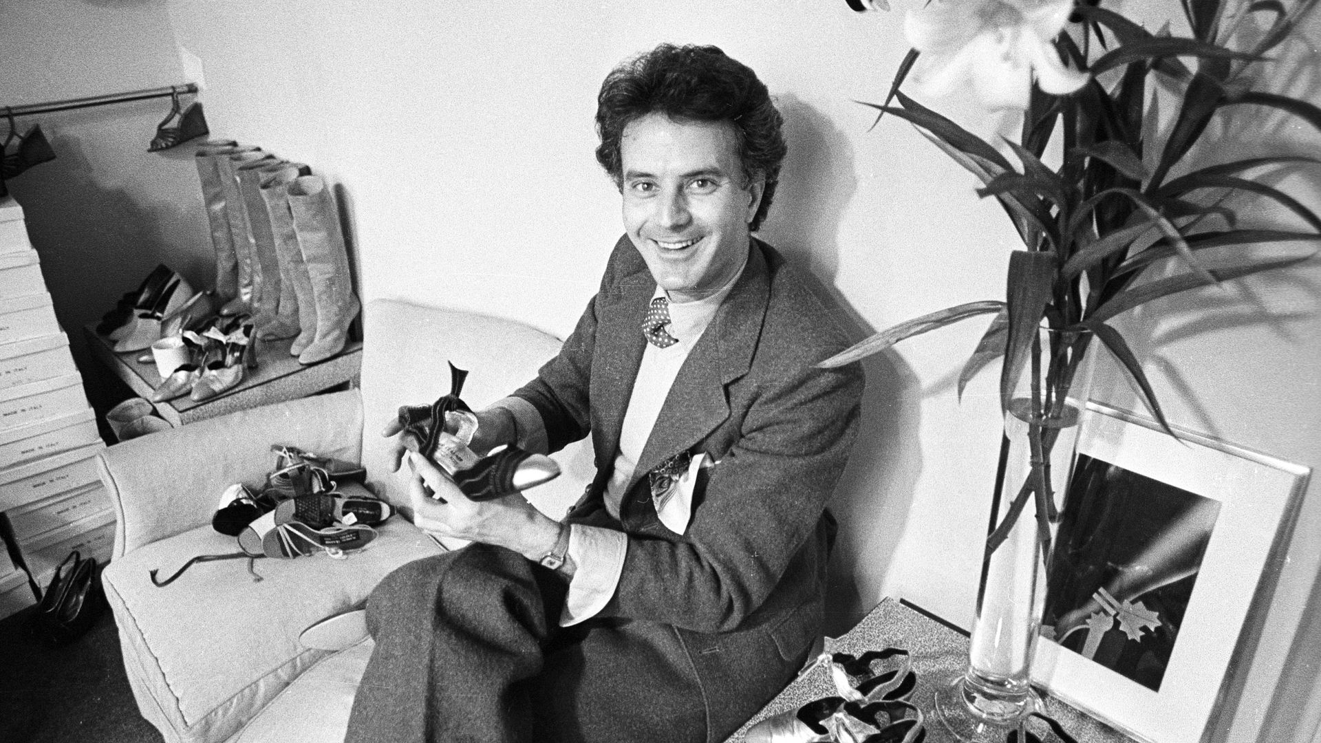 Manolo Blahnik con sus diseños