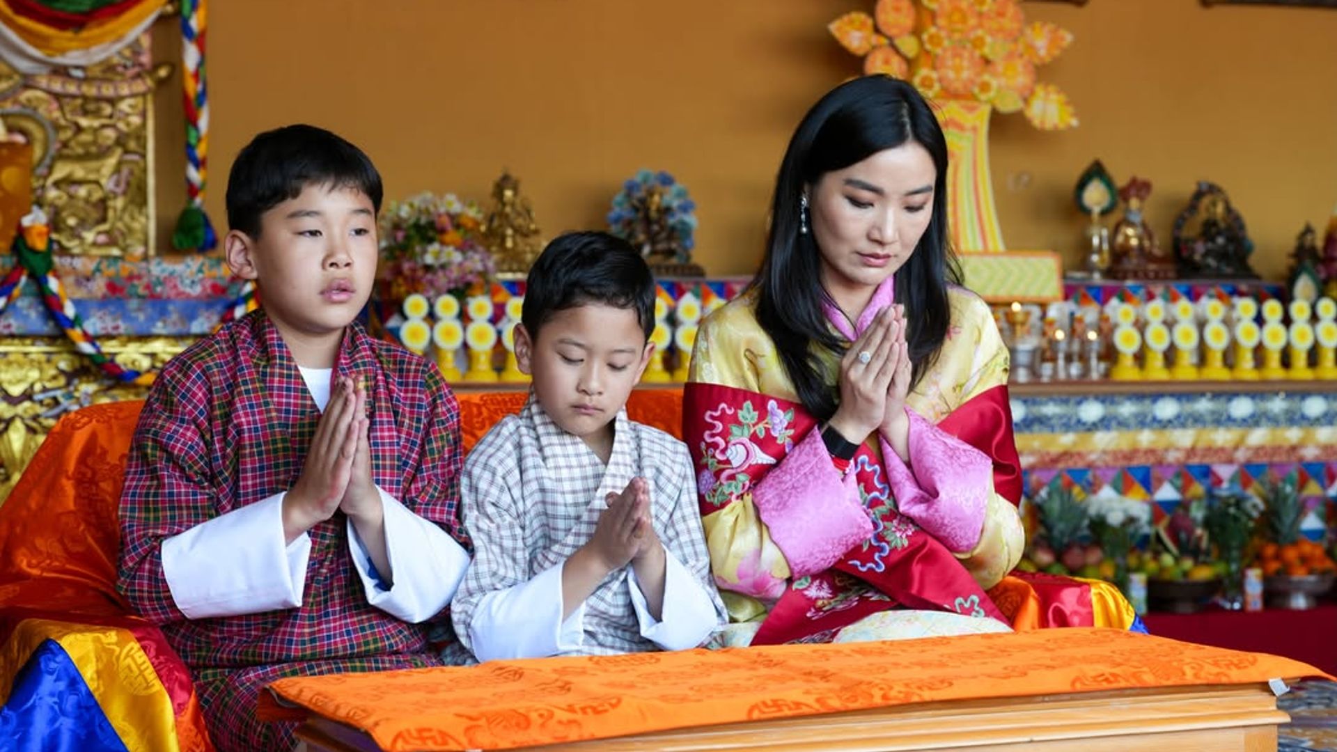 Jetsun Pema con sus hijos