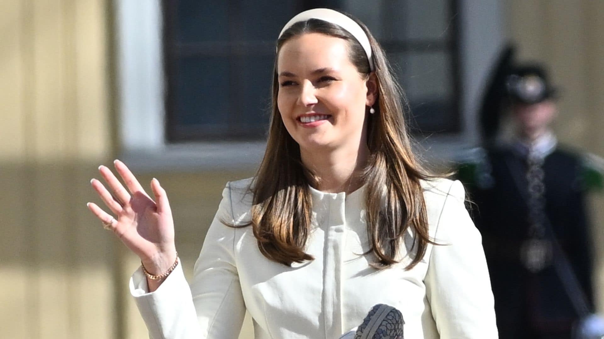 Ingrid de Noruega acerca su estilo al de su madre con su abrigo blanco y diadema para la historia