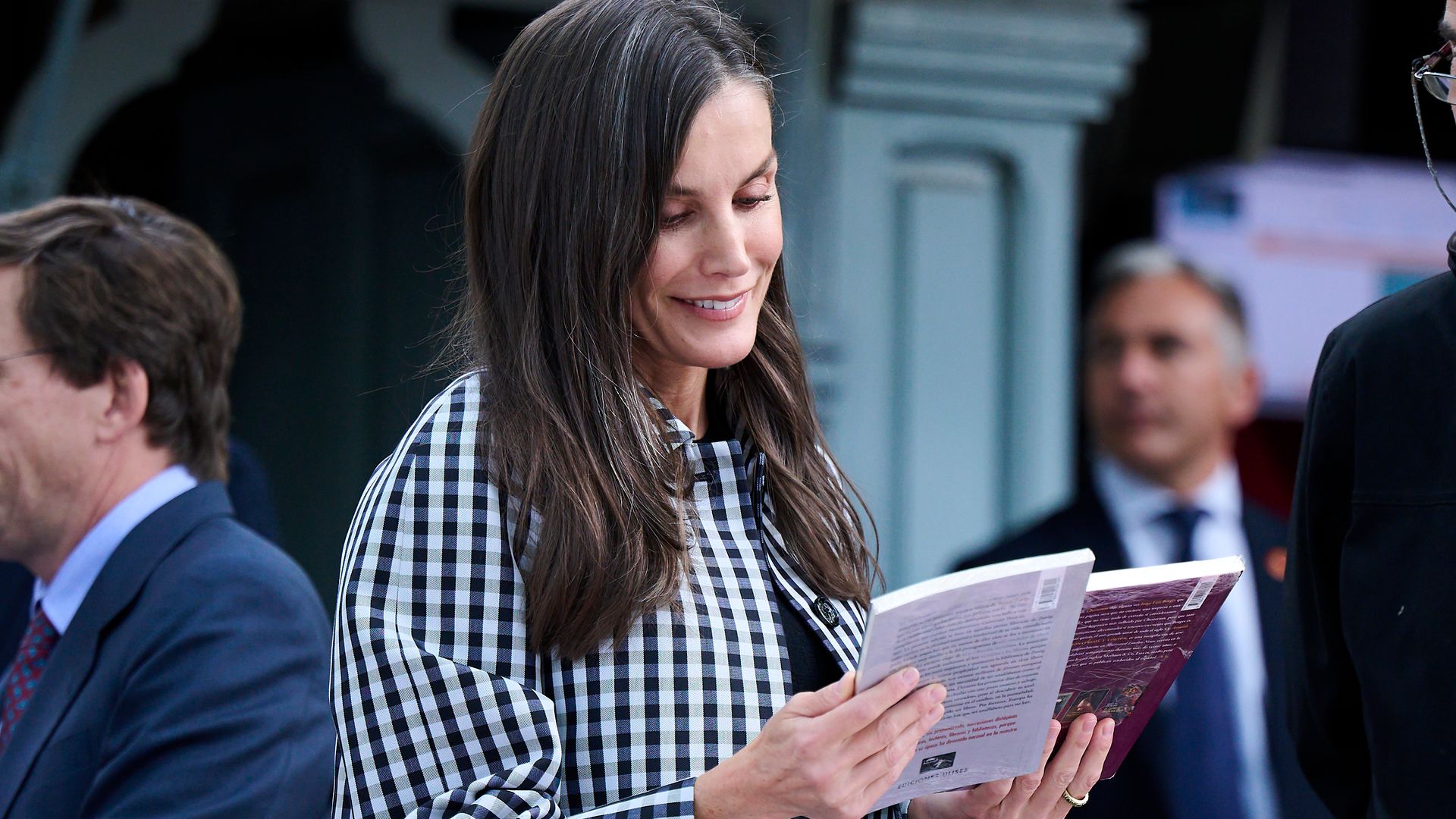 La reina Letizia: 'Si alguien me llama viejuna, a lo mejor con razón, pero yo siempre con la radio y el libro'