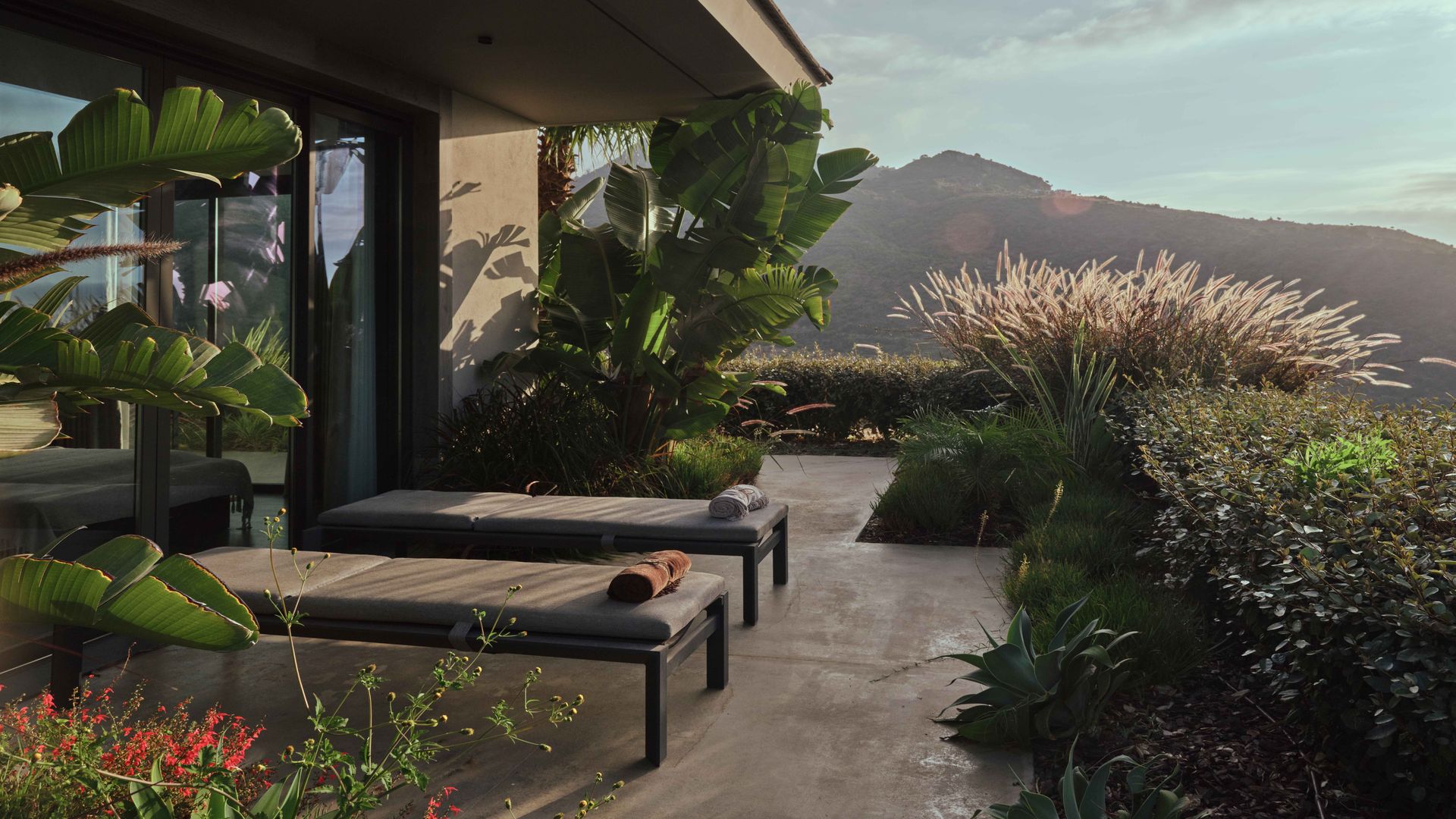 Terraza con tumbonas, vegetación exuberante tropical, vistas montaña 