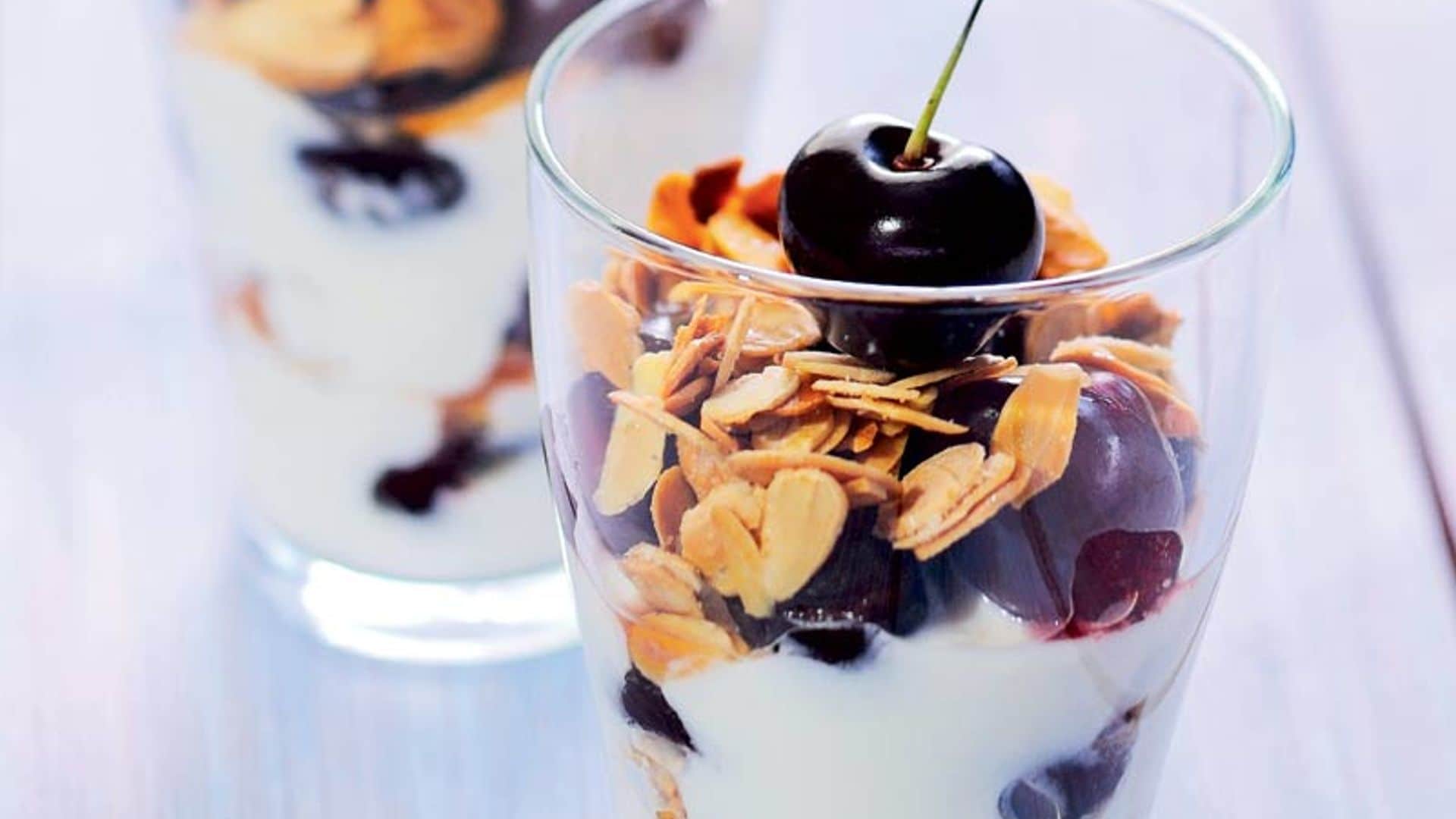 Copa de queso batido con cerezas y almendras tostadas