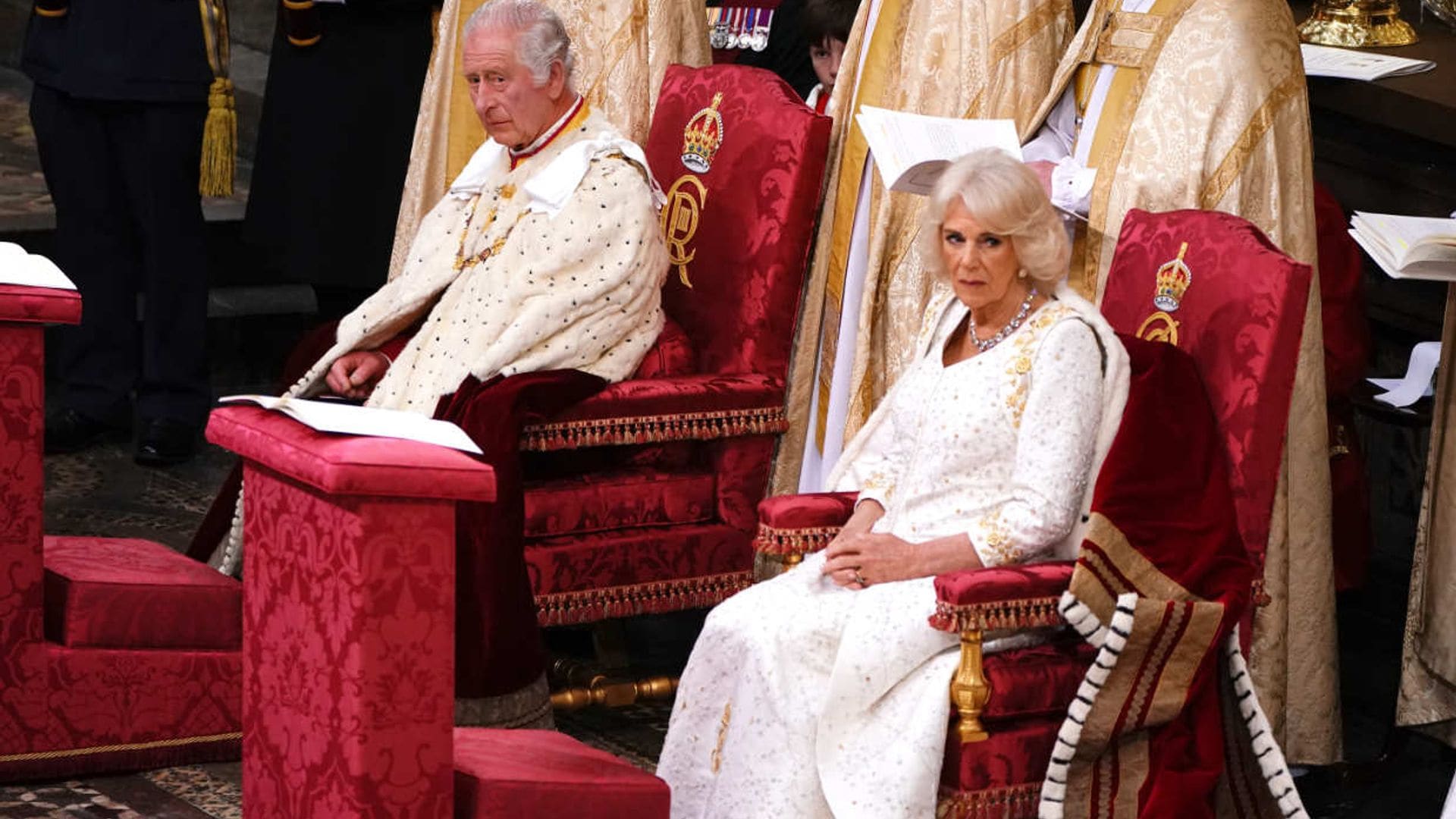 La vestimenta de los Reyes Carlos III y Camilla: túnicas recicladas para él, alta costura para ella