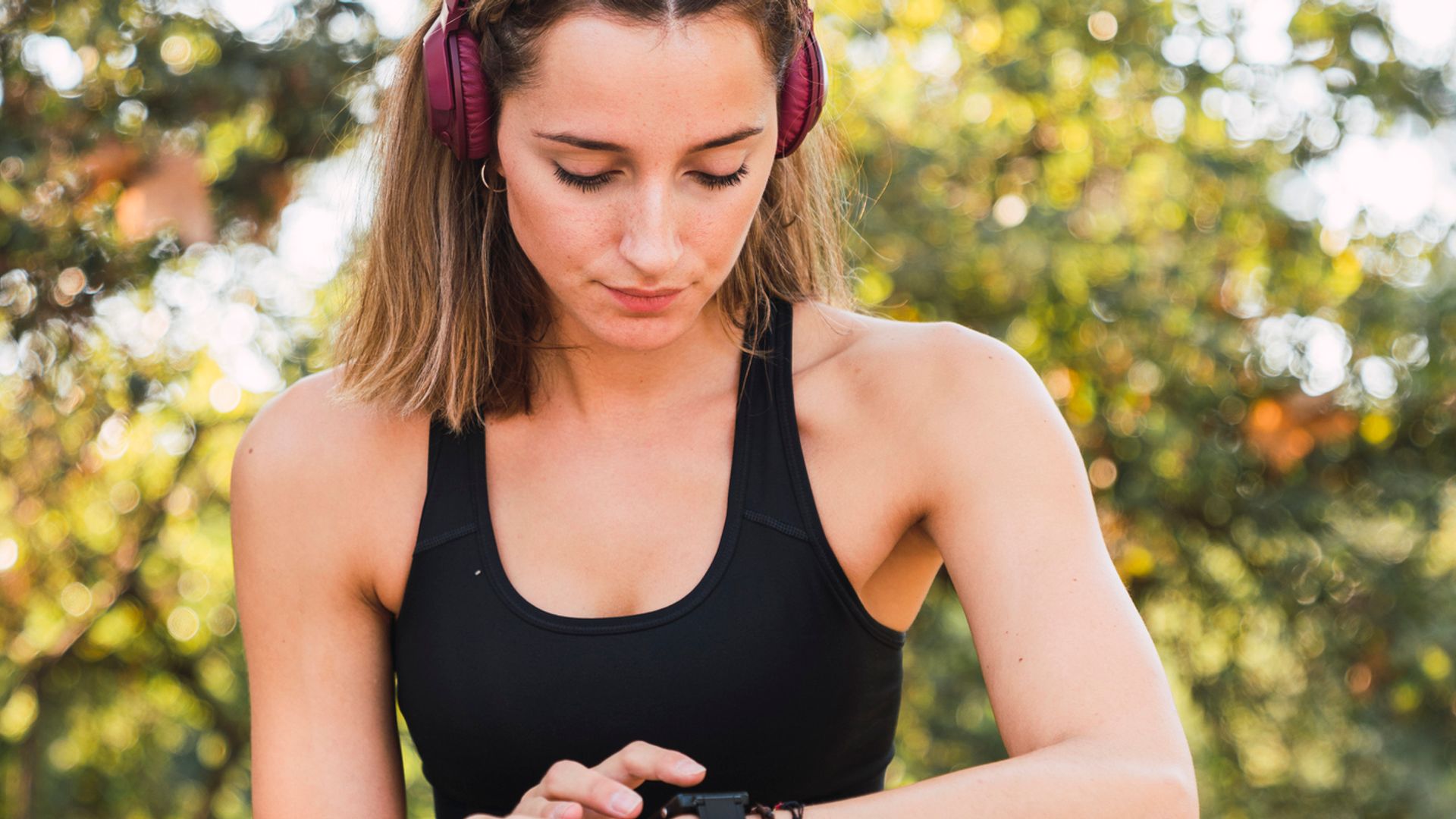 Chica en ropa de deporte mirando el reloj