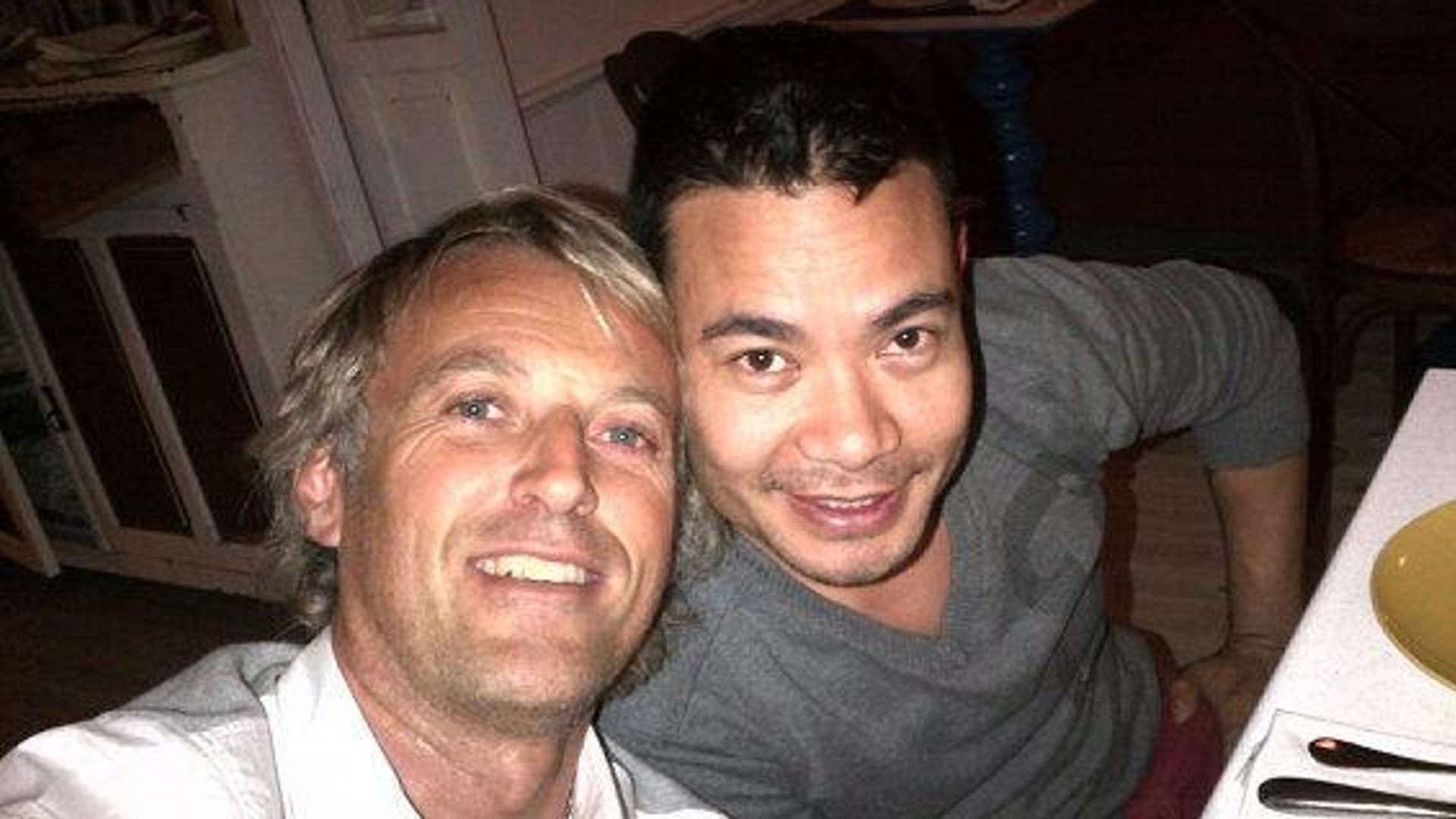 Jesús Calleja con su hijo adoptivo, Ganesh