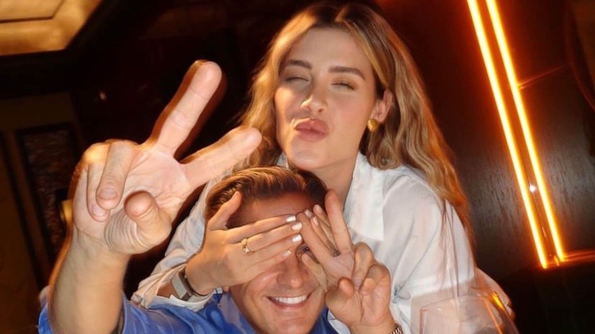 Michelle Salas y su tío, Alejandro Basteri, disfrutan de una divertida noche en España