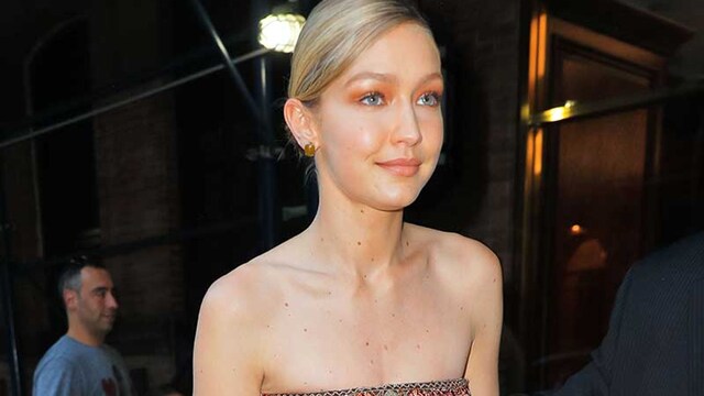 gigi hadid se entrega a la tendencia del mini bolso