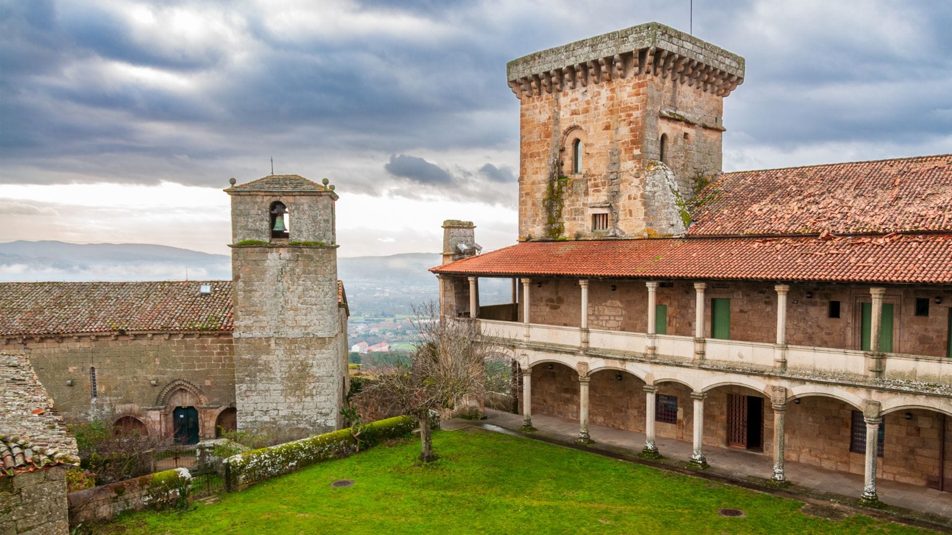 Castillo de Monterrei, palacio, iglesia y Torre de las Damas, Ourense, Galicia