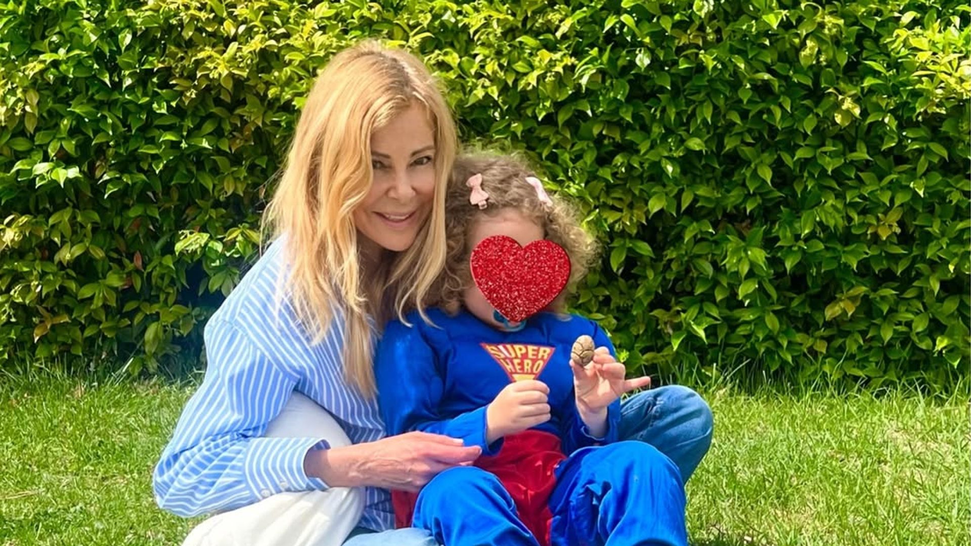Ana Obregón emociona con una imagen de Anita y de Aless, padre e hija con el mismo disfraz: "Mis dos superhéroes"
